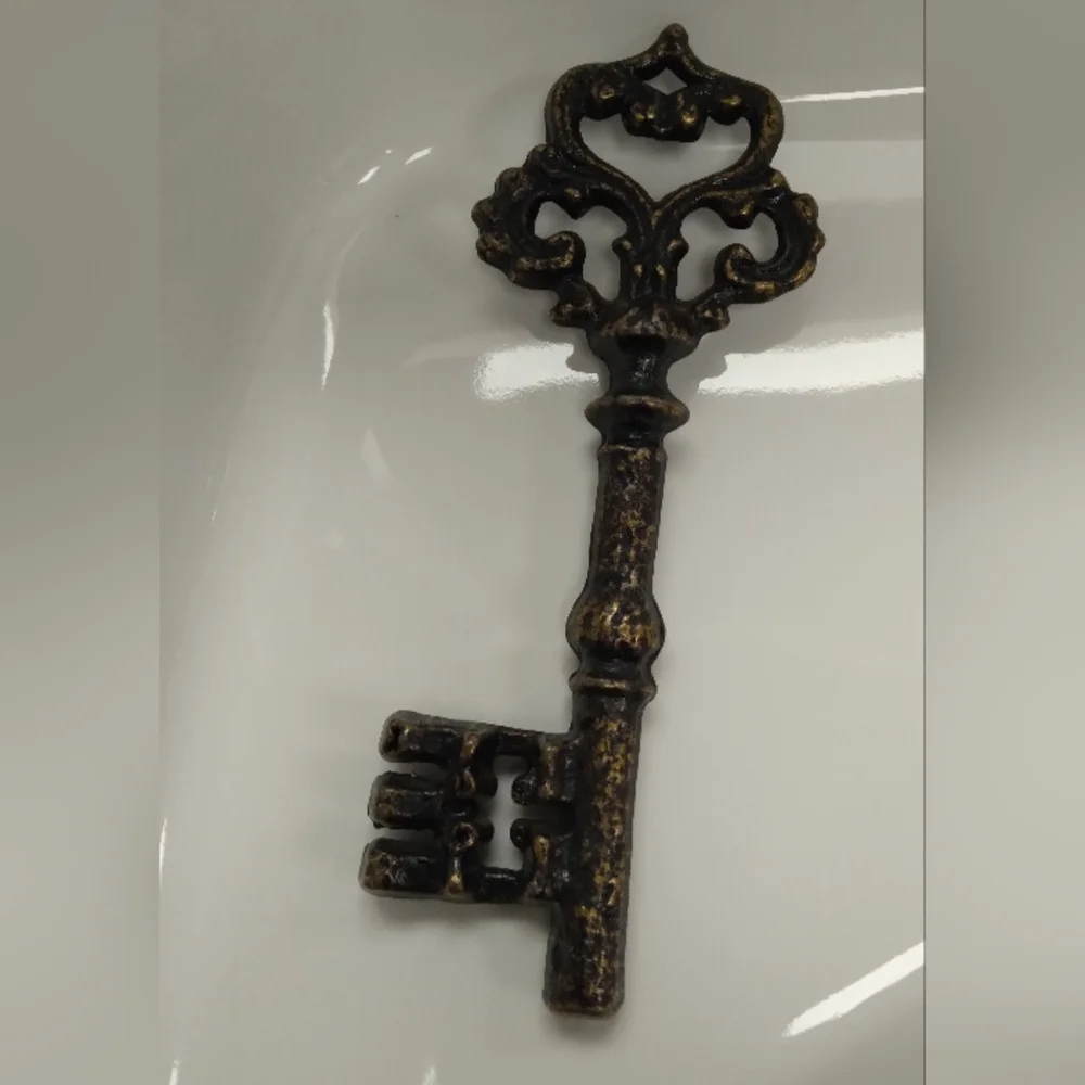 Antique-Style Bronze Key Wall Decor